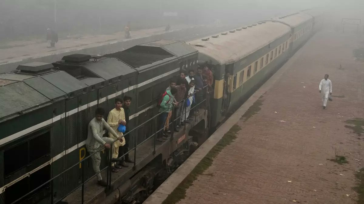 Rebeldes toman como rehenes a más de 450 pasajeros en tren de Pakistán