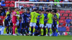 Jugador de Puebla sufre convulsión en partido contra Querétaro