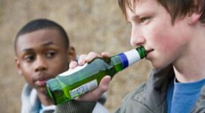 España aprueba ley contra el consumo de alcohol en menores. Realizarán pruebas de alcoholemia en escuelas