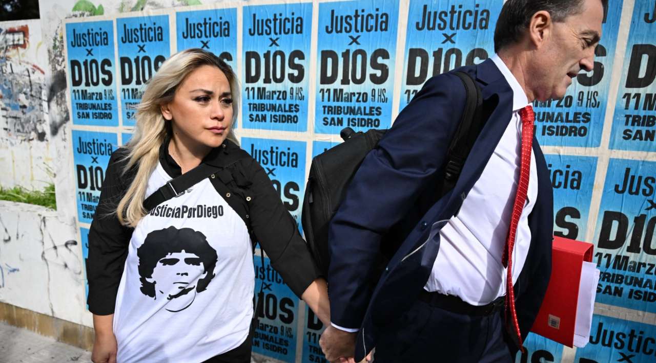 Inicia en Argentina juicio por muerte de Maradona