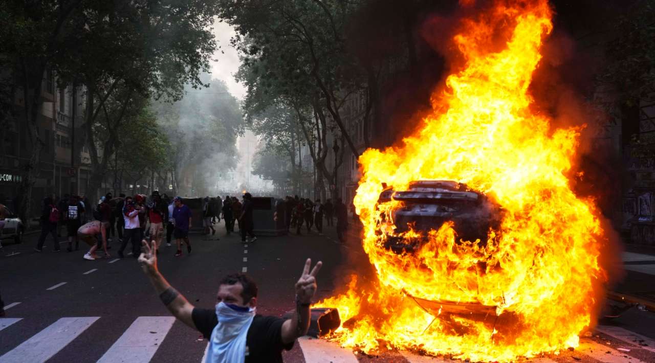 Protesta en Buenos Aires termina con 103 detenidos y 20 heridos