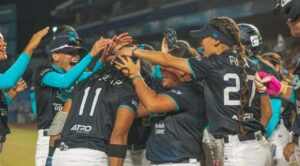 Sultanes femenil arrasa a bravas de León en semifinales de la liga mexicana de sóftbol