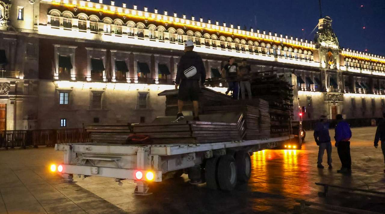 Gobierno federal instala vallas metálicas frente a Palacio Nacional previo al 8M. Sheinbaum defiende medida preventiva