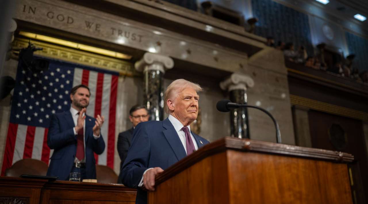 Trump posterga aranceles a México y Canadá por un mes