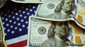 Economía de EU se contrae 0.3%, Trump pide “paciencia”