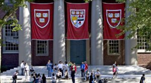 Gobierno de Trump congela fondos a Harvard