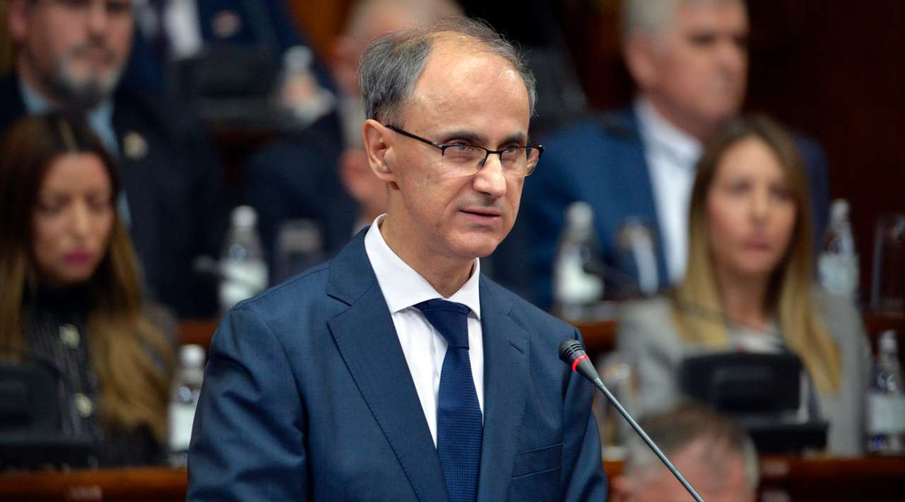 Médico y catedrático de universidad, asume como primer ministro de Serbia en medio de protestas masivas
