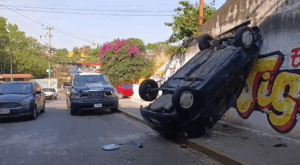 Conductor cae de un puente en Cuernavaca tras quedarse sin frenos