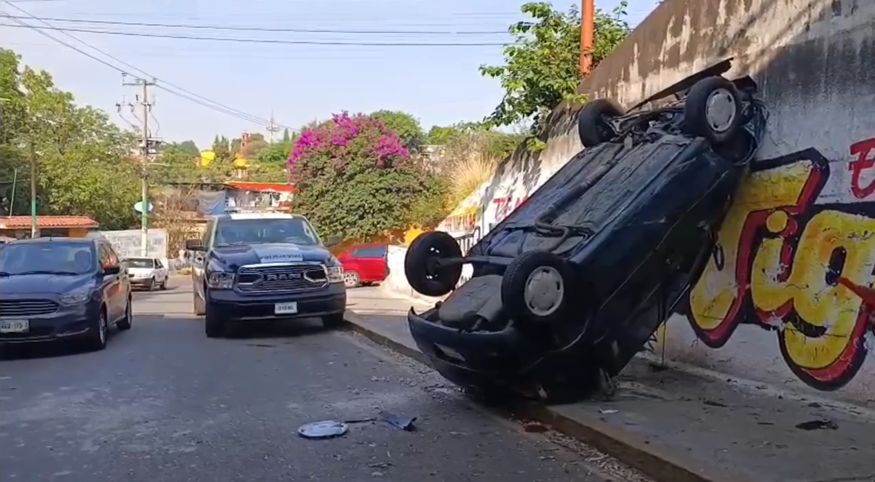 Conductor cae de un puente en Cuernavaca tras quedarse sin frenos