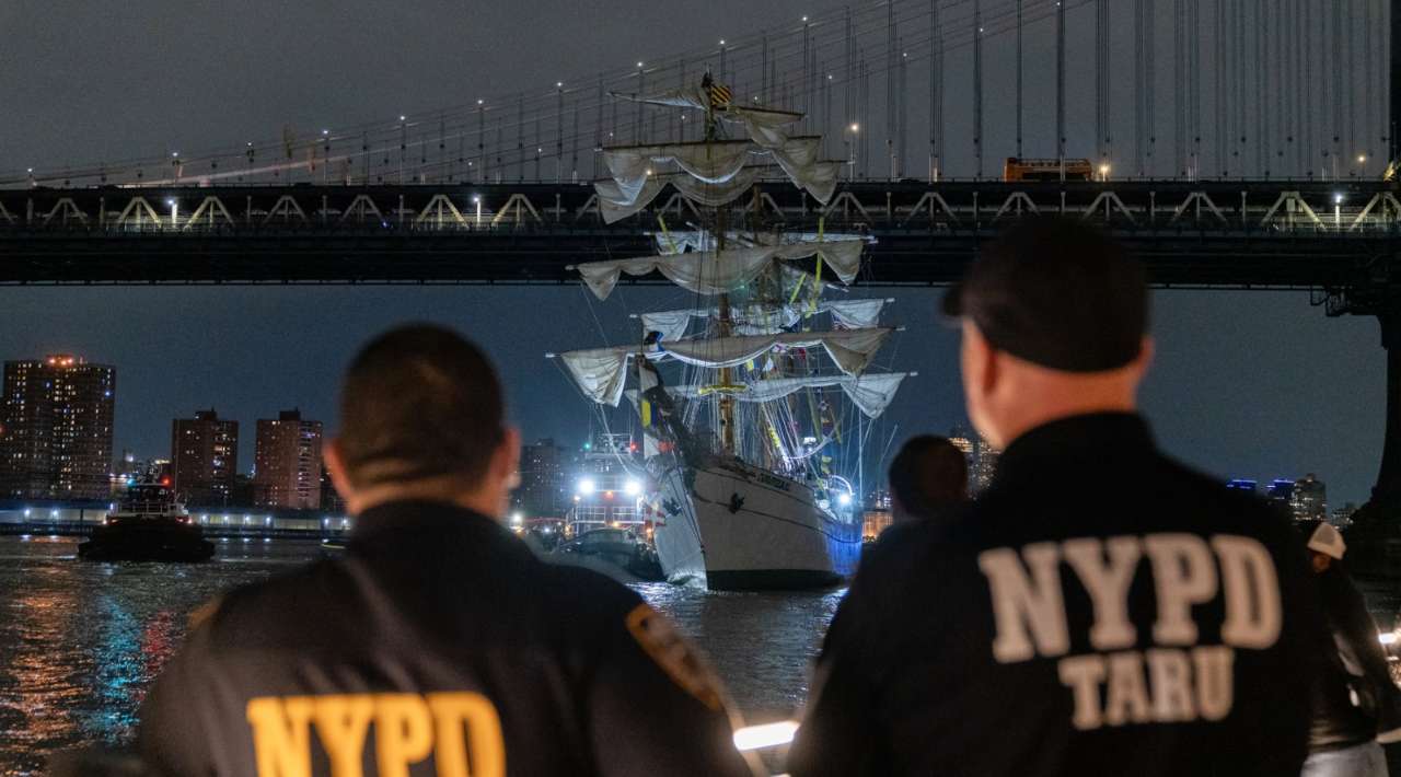 Autoridades EEUU investigan causas del impacto del buque escuela Cuauhtémoc contra el puente de Brooklyn