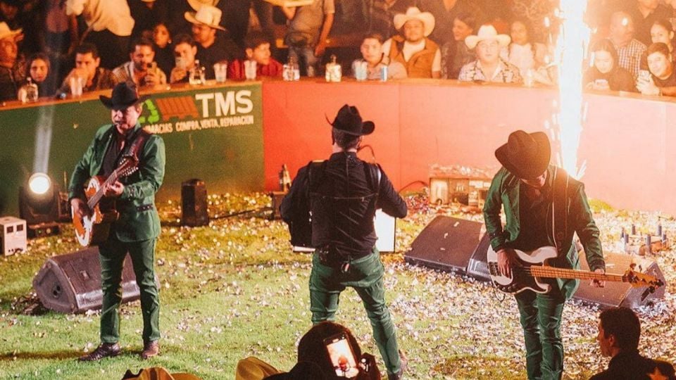 Revocan visas a banda mexicana por proyectar imagen de narco en concierto