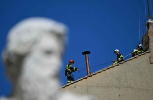 Vaticano coloca chimenea, previo al inicio del Conclave