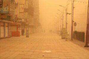 Tormenta de polvo paraliza provincias en Irán