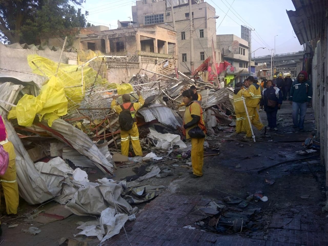 Incendio consume puestos semifijos en Tepito