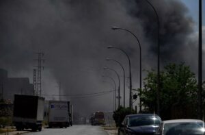 Confinan a 80 mil personas por incendio químico en el sur de España