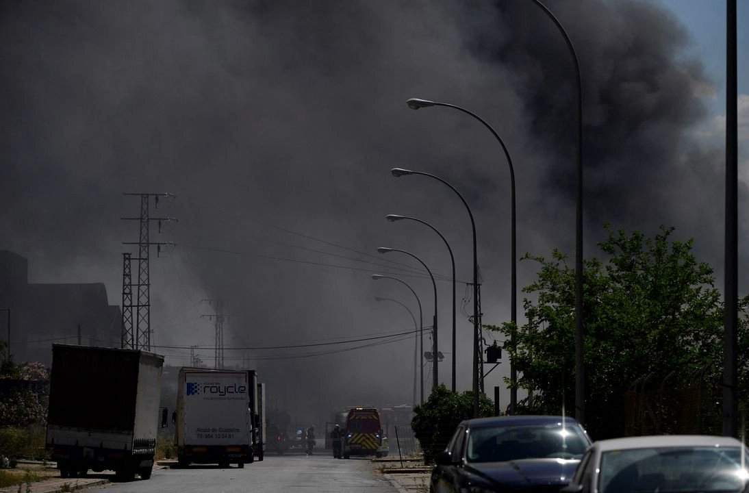 Confinan a 80 mil personas por incendio químico en el sur de España