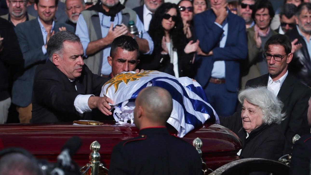 Cortejo fúnebre de José Mujica recorre calles de Uruguay