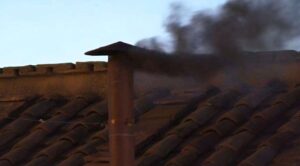 Fumata negra en el Vaticano: el mundo aún espera al nuevo Papa