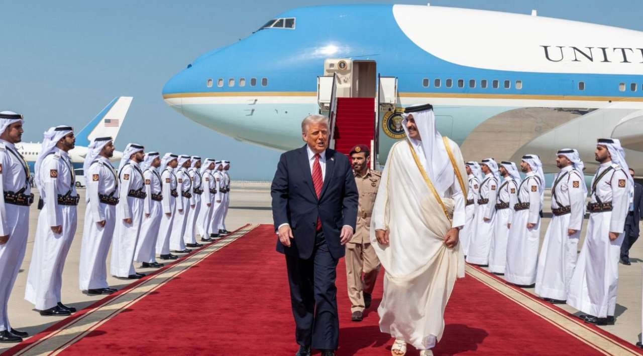 Trump aterriza en Catar, en medio de polémica por avión presidencial