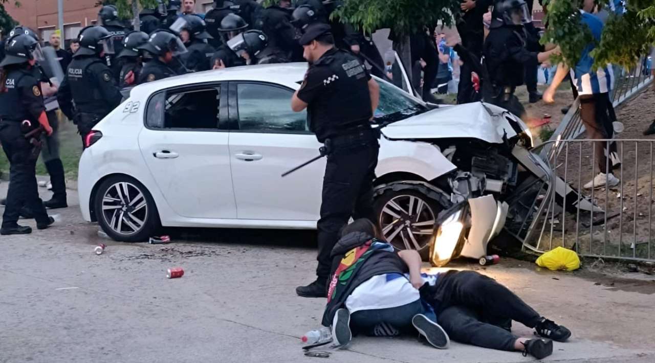 Atropellamiento masivo afuera de un estadio de fútbol en Barcelona.