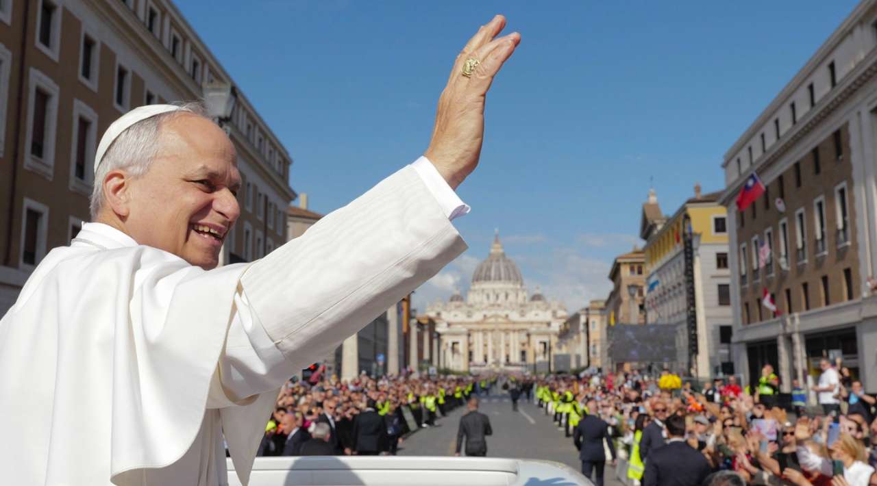 A un mes de su partida, León XIV rinde homenaje al papa Francisco