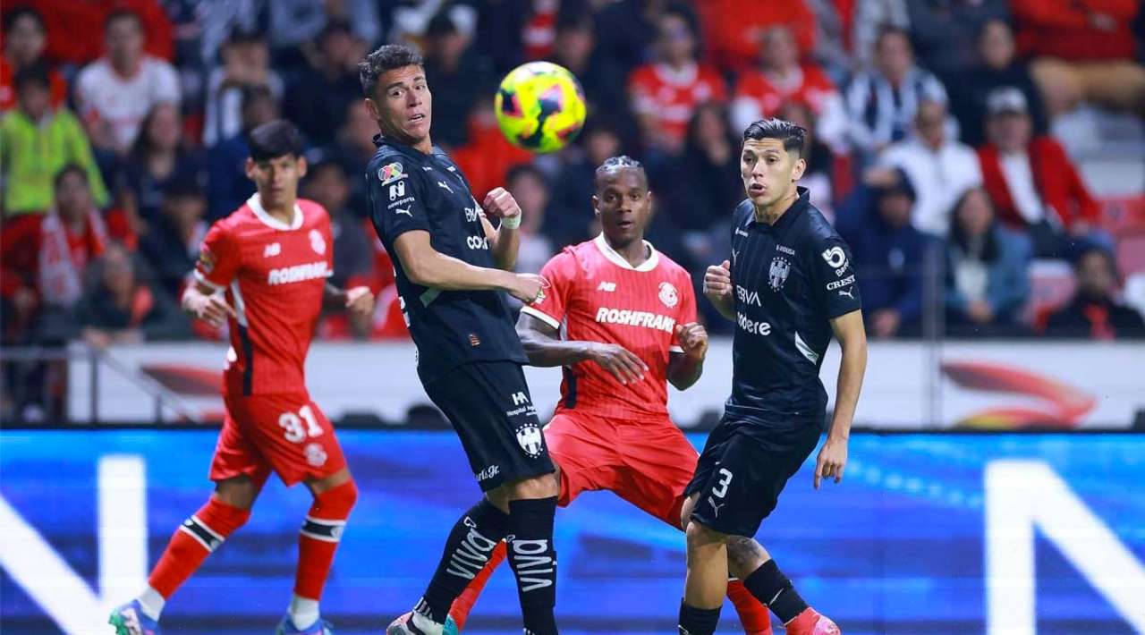 Rayados toma ventaja ante Toluca, pero el arbitraje deja sabor amargo en el Gigante de Acero