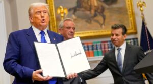 Trump firma decreto para bajar precios de medicamentos