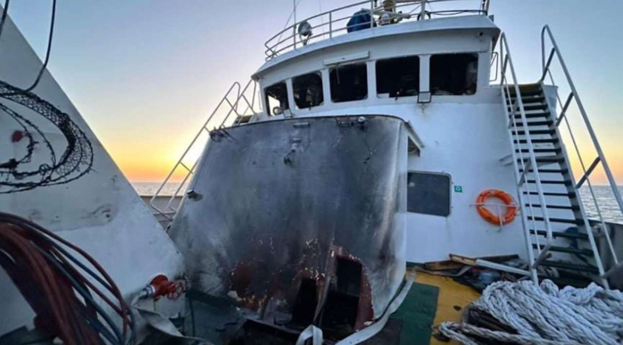 Atacan barco con ayuda para Gaza; acusan a Israel