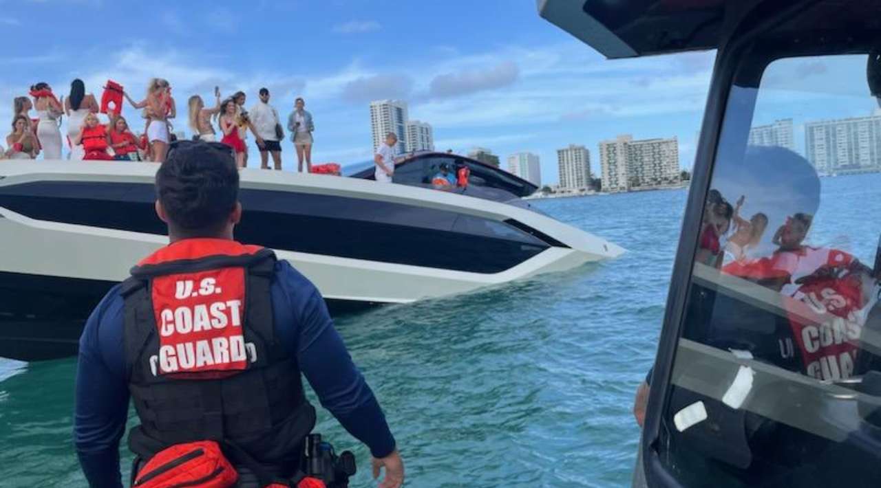 Yate Lamborghini de 78 millones de pesos se hunde en Miami; con 32 modelos e influencers a bordo