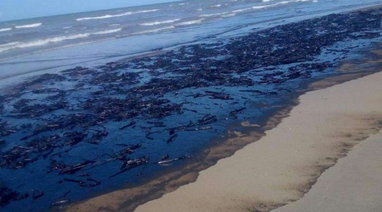Denuncian derrame de hidrocarburo en Paraíso Tabasco