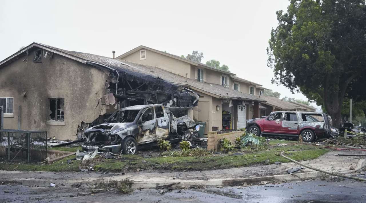 Avioneta se estrella en barrio residencial en San Diego