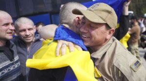Inician Rusia y Ucrania el mayor intercambio de prisioneros; liberan al menos a 700 personas