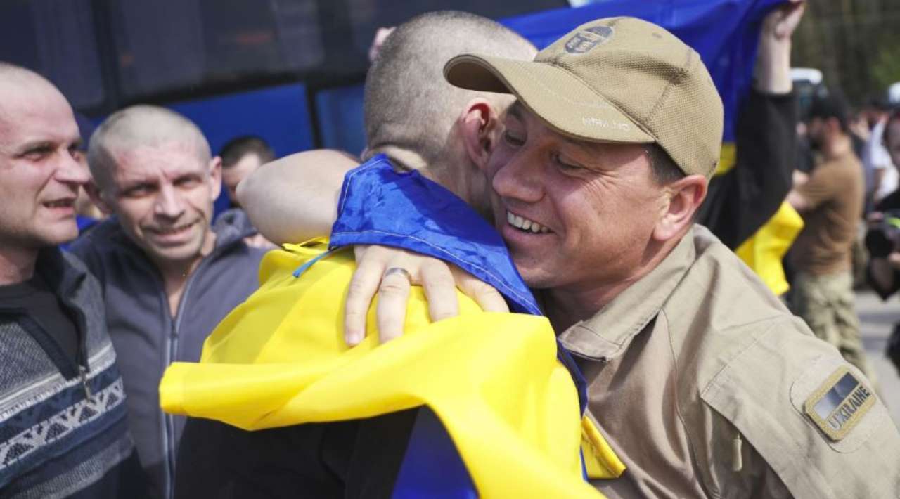 Inician Rusia y Ucrania el mayor intercambio de prisioneros; liberan al menos a 700 personas
