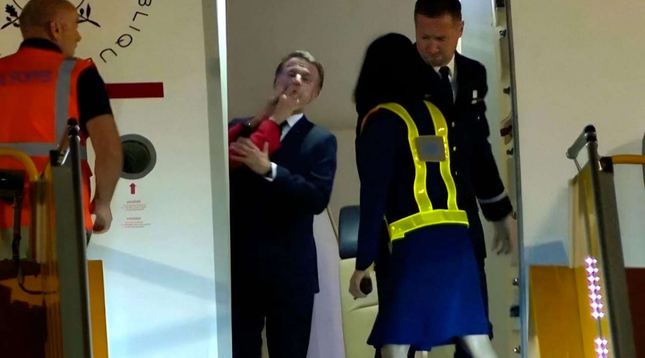 Macron recibe cachetada de su mujer en pleno viaje oficial a Vietnam