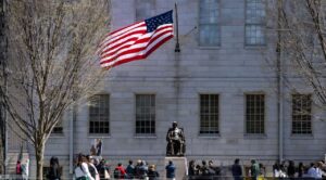 Trump amenaza con quitar otros 3 mil millones a Harvard