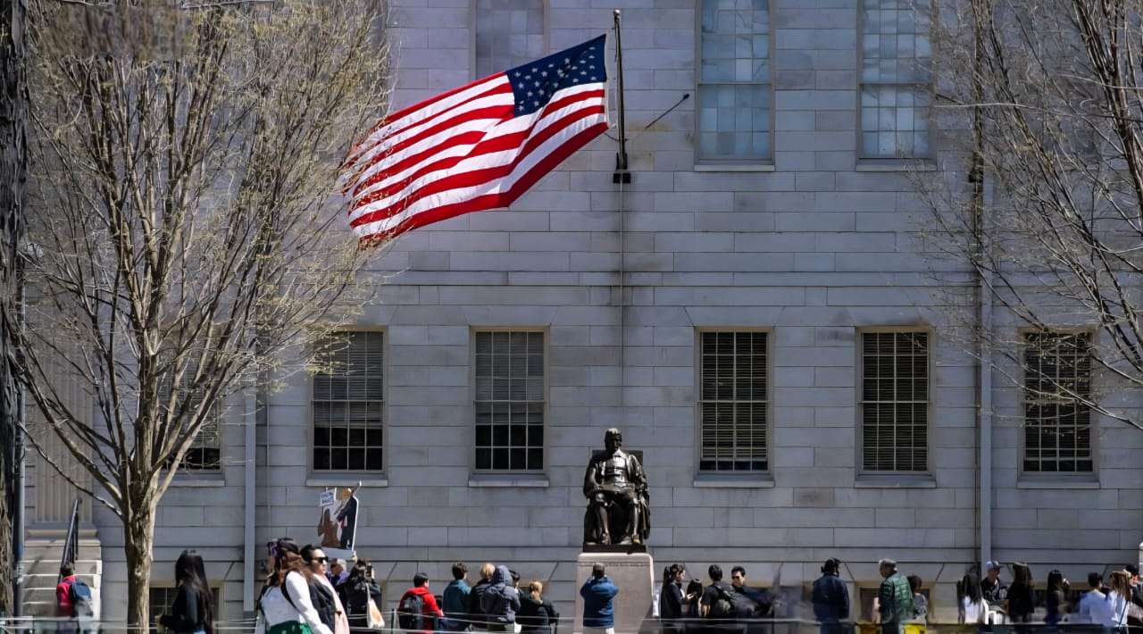 Trump amenaza con quitar otros 3 mil millones a Harvard
