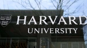 Gobierno de EU pondrá fin a todos sus contratos con Harvard
