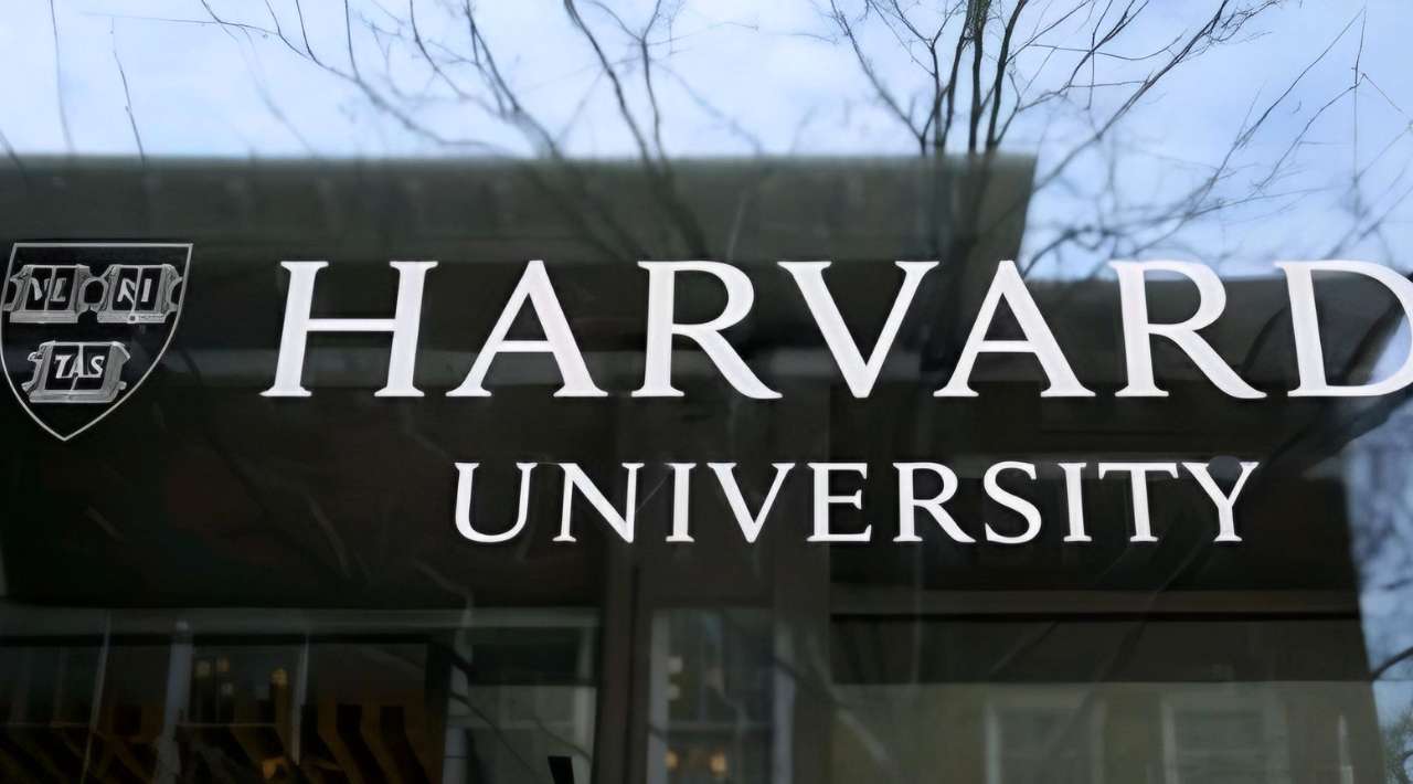 Gobierno de EU pondrá fin a todos sus contratos con Harvard