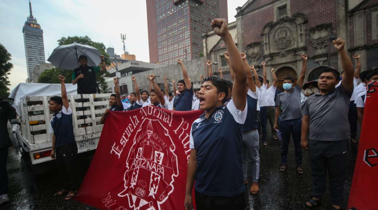 Acuerda gobierno federal nuevas vías de investigación en caso Ayotzinapa.