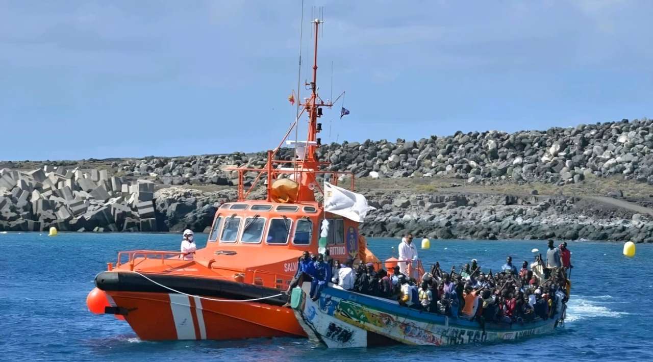 Mueren 7 migrantes tras volcarse embarcación en Islas Canarias
