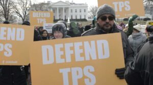 Tribunal Supremo de EEUU permite a Trump retirar la residencia temporal a 532 mil migrantes