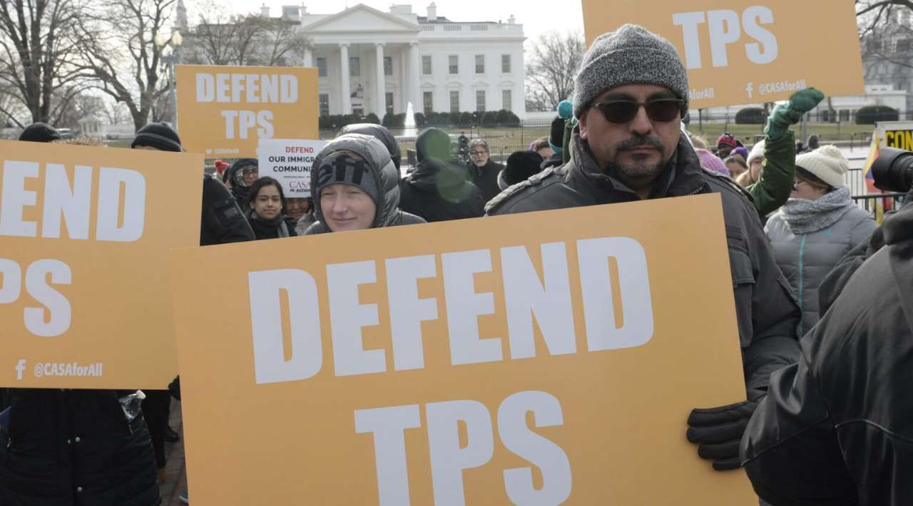 Tribunal Supremo de EEUU permite a Trump retirar la residencia temporal a 532 mil migrantes