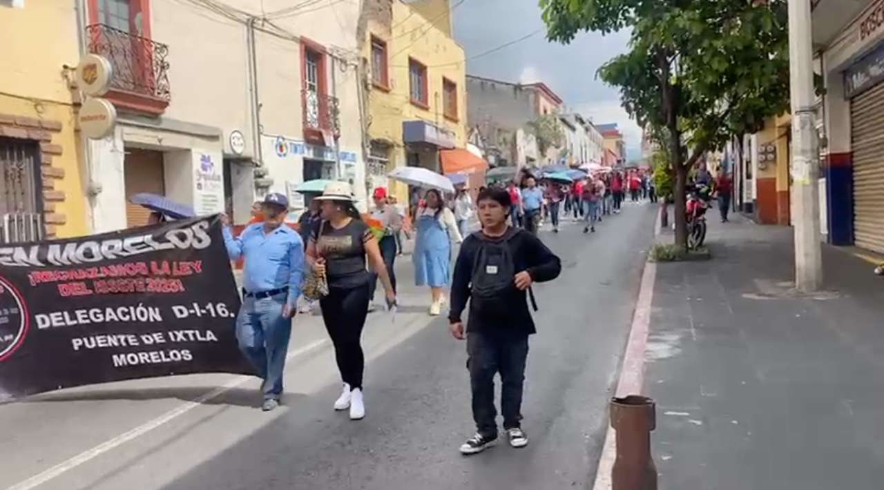 Marchan maestros de la CNTE por la averiguación del ISSSTE en Cuernavaca.