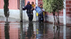 Realizan trabajos de limpieza tras inundaciones en Edomex