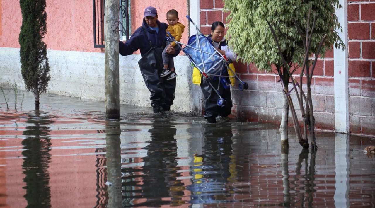 Realizan trabajos de limpieza tras inundaciones en Edomex