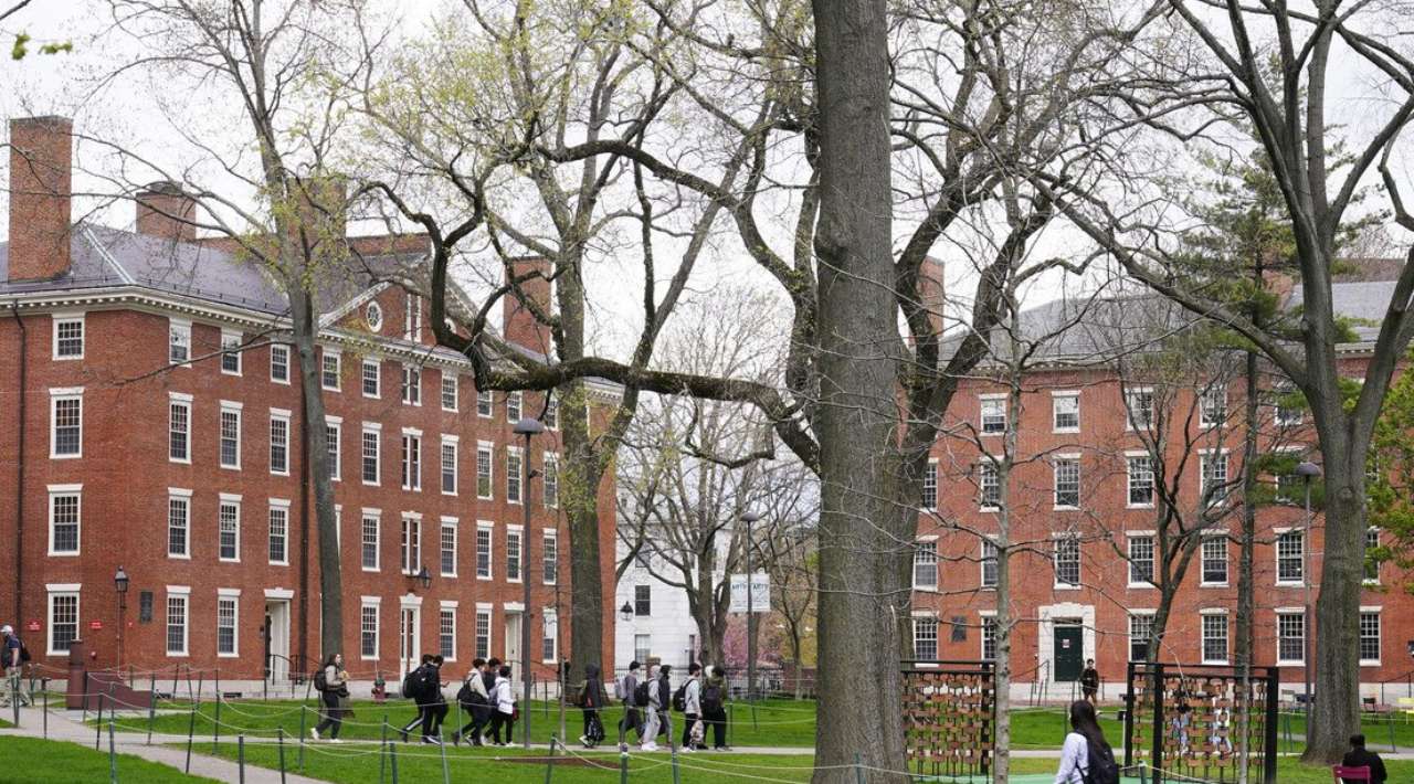 Trump retira 450 millones de dólares a Harvard por “antisemitismo”
