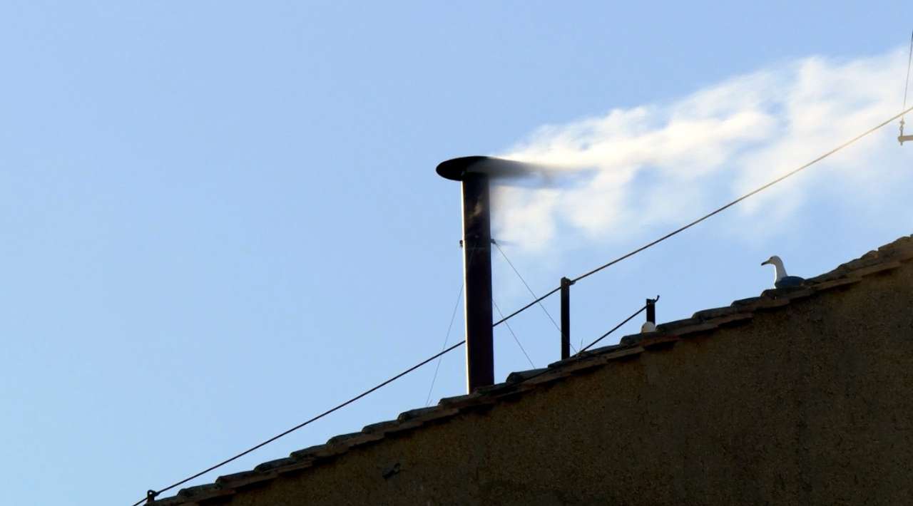¡Habemus Papam!: Humo blanco en la Capilla Sixtina anuncia la elección del nuevo pontífice