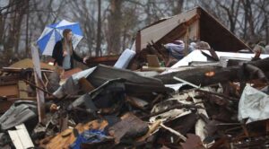 Ola de tornados azota el centro de EEUU; más de 100 mil personas sin luz