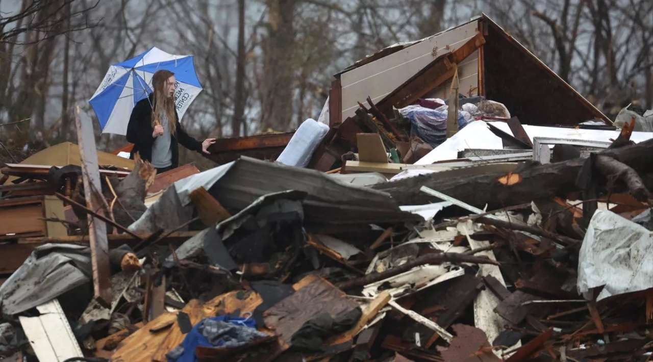 Ola de tornados azota el centro de EEUU; más de 100 mil personas sin luz