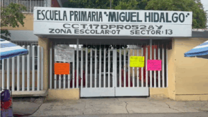 Se reanudan las clases en la Escuela Primaria Miguel Hidalgo de Puente de Ixtla tras suspensión de una maestra y director del plantel.